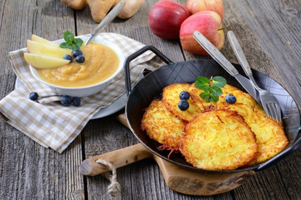 Reibekuchen mit selbstgemachtem Apfelmus