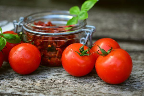 Tomaten und Tomatensauce einkochen
