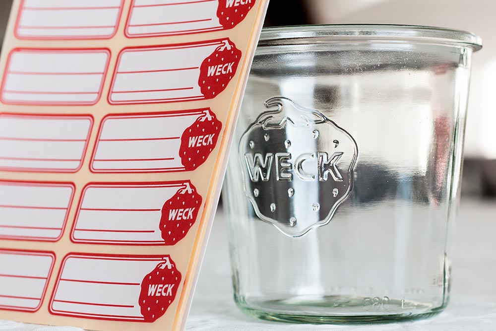 Weck Etiketten am Weckglas mit Erdbeere